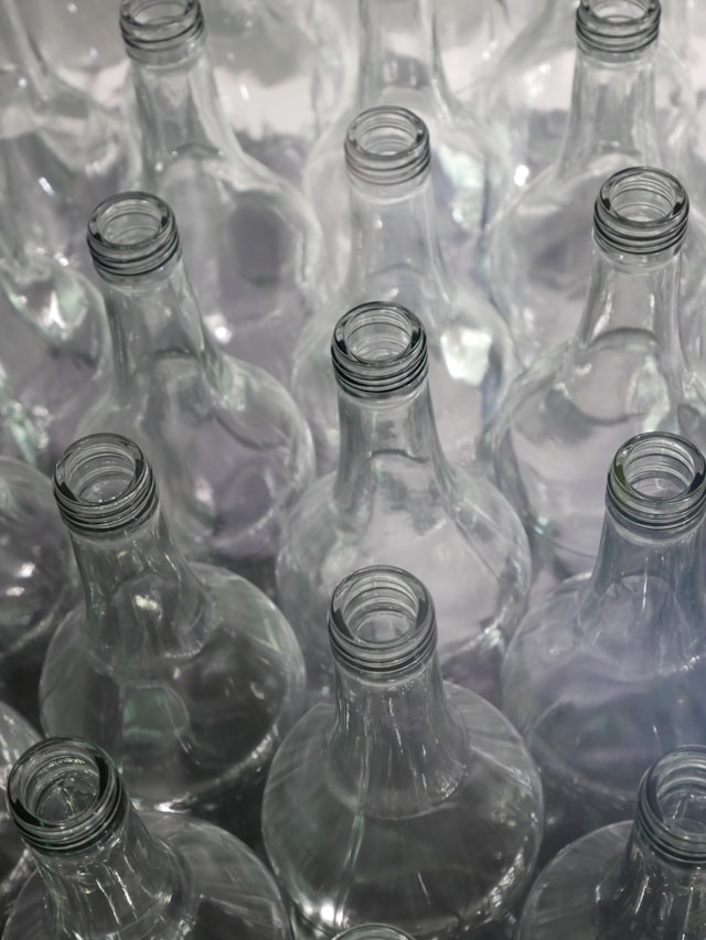 Verre, plastique, canette : quelles boissons sont les plus contaminées par les microplastiques ?